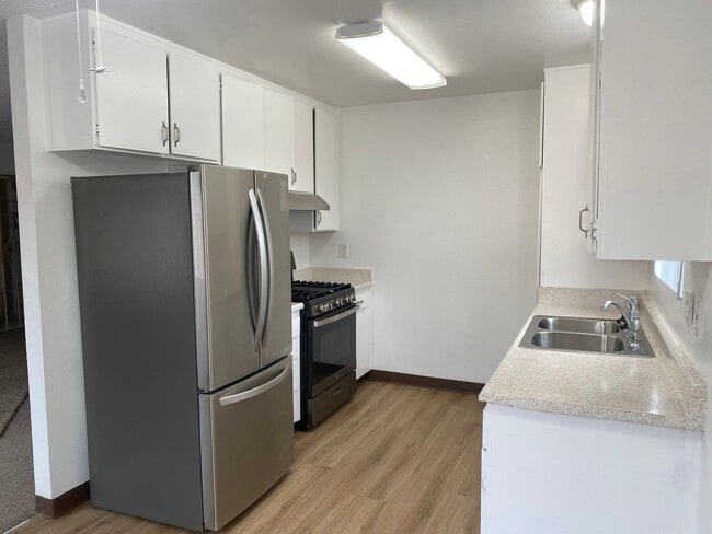 Building Photo - GRAND AVENUE (832) Unit 832-D