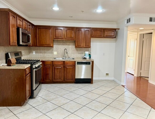 Building Photo - Spacious 2 bedroom condo in Van Nuys Unit 106