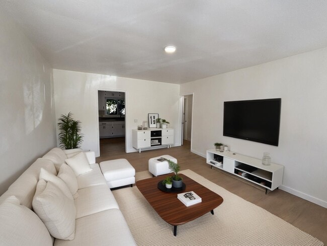Building Photo - 6817-6819 N Figueroa St Rental
