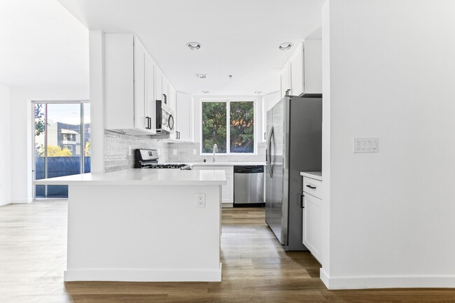 Building Photo - 900 S Harvard Blvd Unit 201