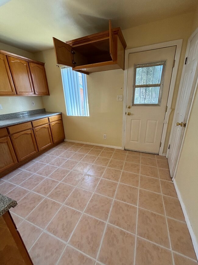 Kitchen - 6617 Purdy Ave