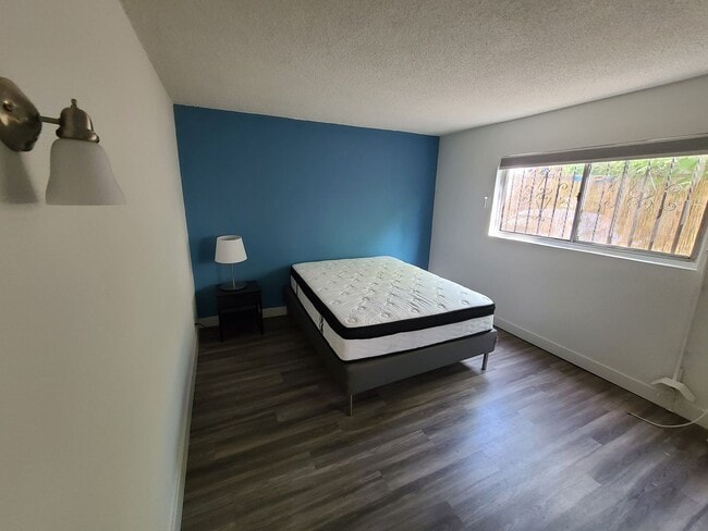 Building Photo - Renovated 1-Bedroom/1-Bathroom in Echo Park Unit 2