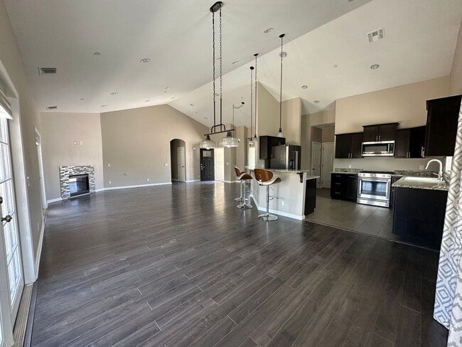 Building Photo - Welcome to this beautiful 3-bedroom 2-bath...