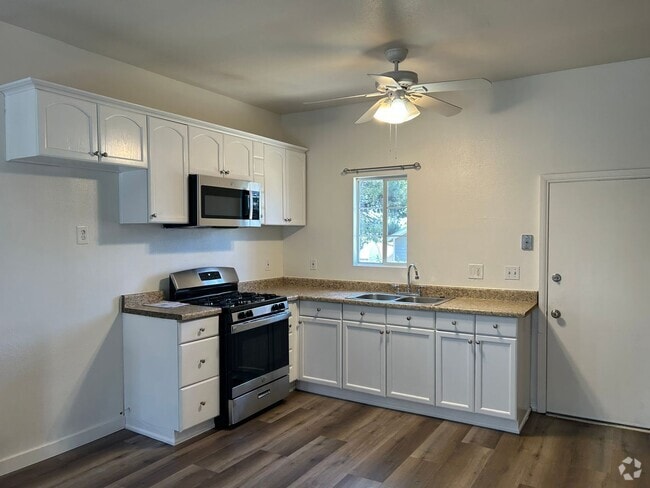 Building Photo - LUKE LN - 3 Unit 1533 Rental
