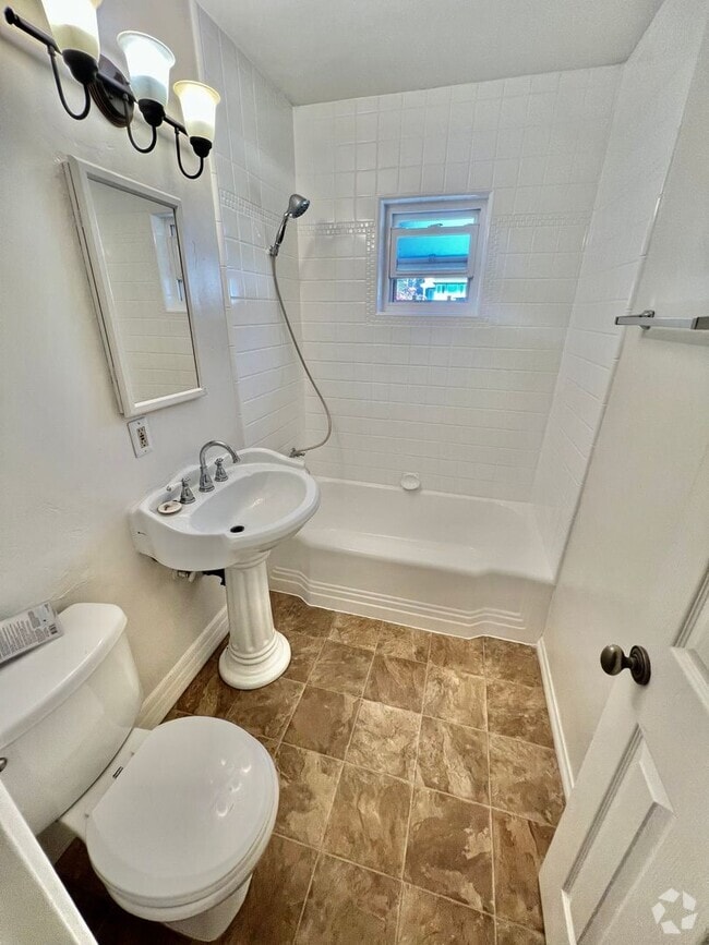Building Photo - Walk to Beach, Garage, Yard, Hardwood Floo... Rental