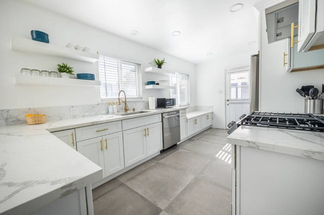 Photo - 3538 Roslyn St