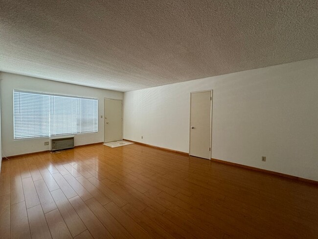 Excellent Location! Minutes from Beverly H... - Excellent Location! Minutes from Beverly H... Unit Ogden 1135 02 ACTIVE