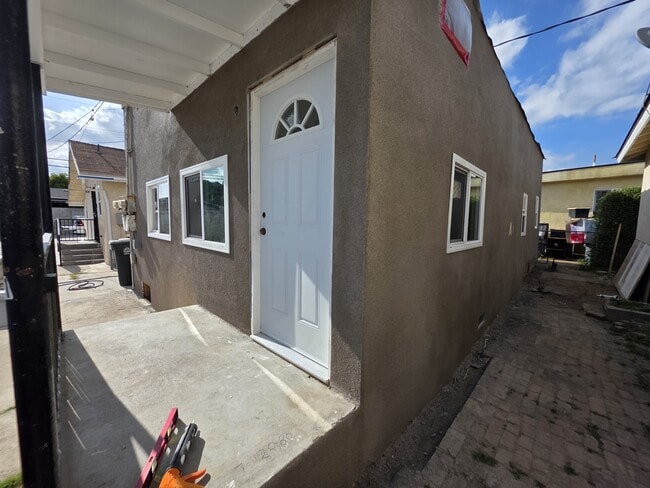 Building Photo - 627 1/2 S Kern Ave