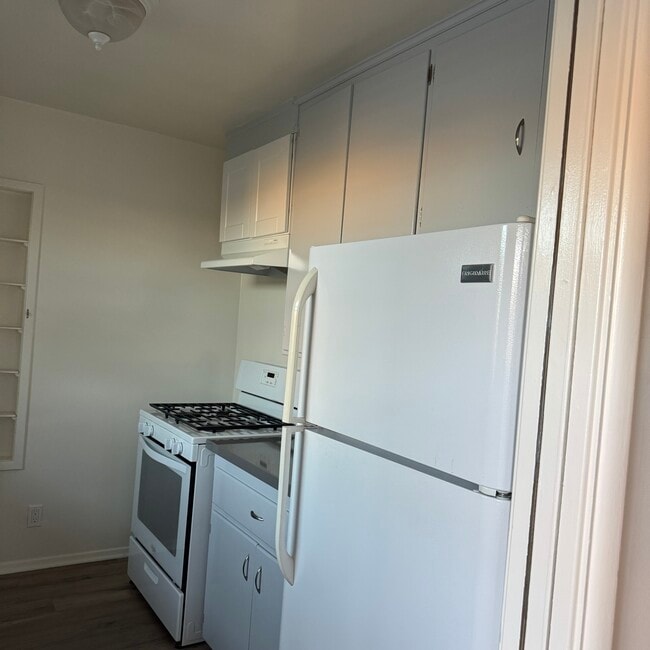 Kitchen - 2132 Montana Ave Unit D