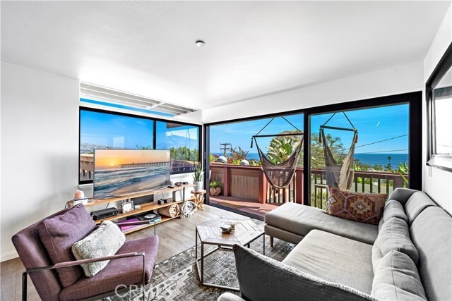 Photo - 290 La Brea St