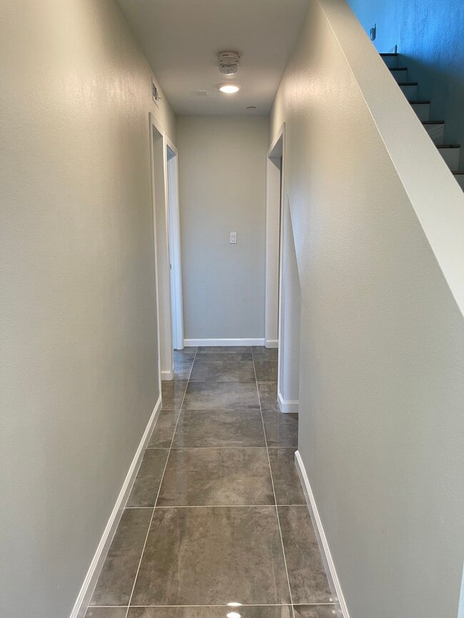 Building Photo - 900 W Graham Ave Unit 3
