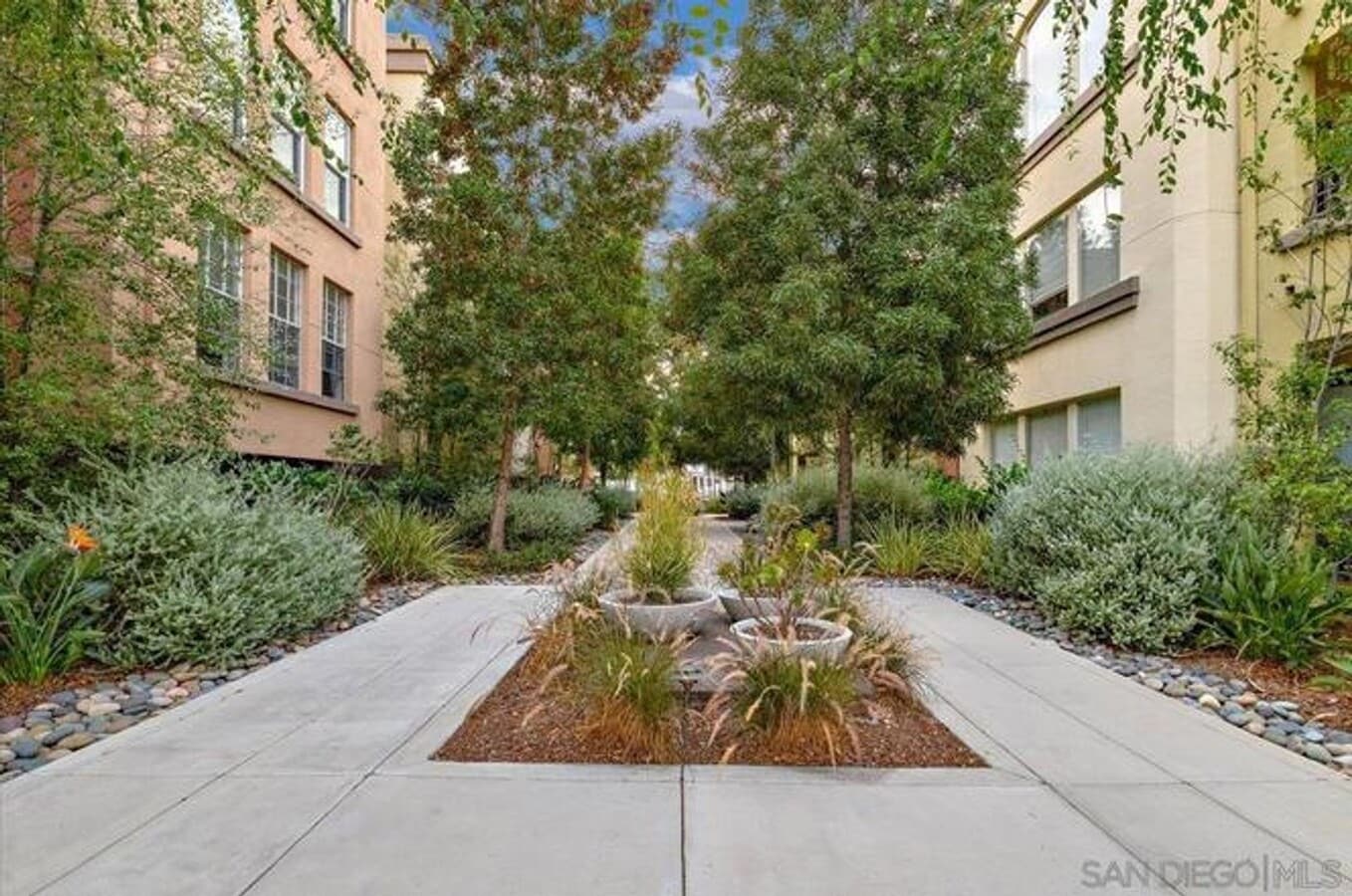 Corner unit in the heart of Hillcrest - Corner unit in the heart of Hillcrest Condo Unit D209