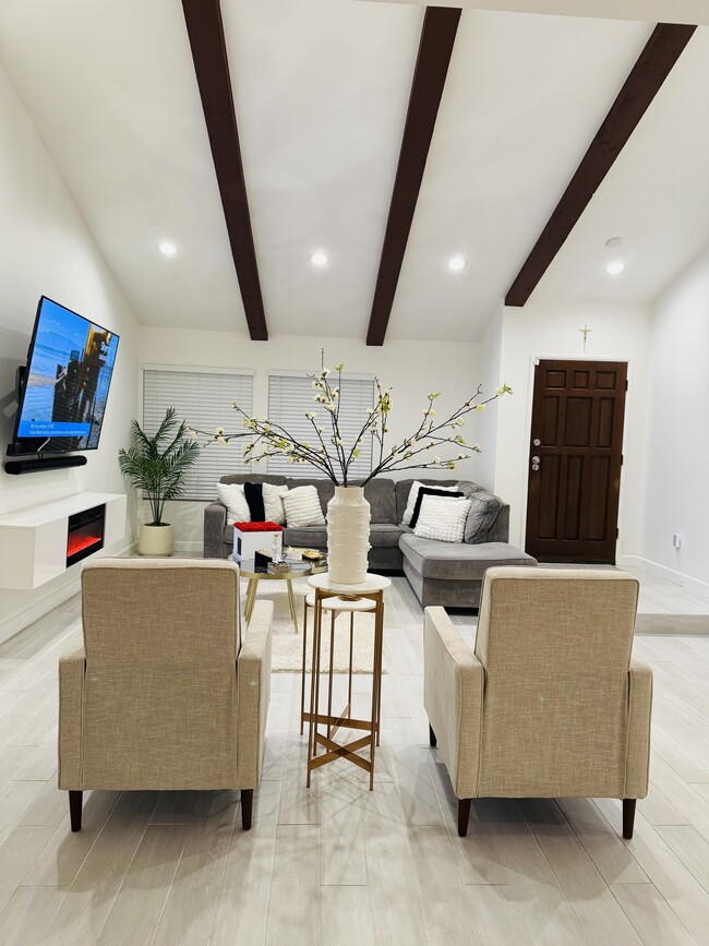 Photo - 20746 Schoenborn St