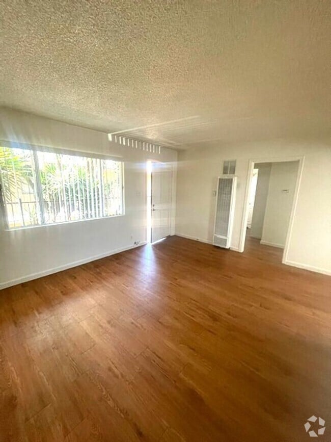 Building Photo - Renovated Upstairs 1 bedroom, Low move in ... Unit 508J Rental