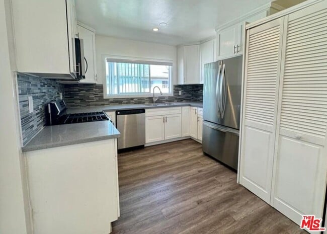 Building Photo - 2040 S Sherbourne Dr Unit 4