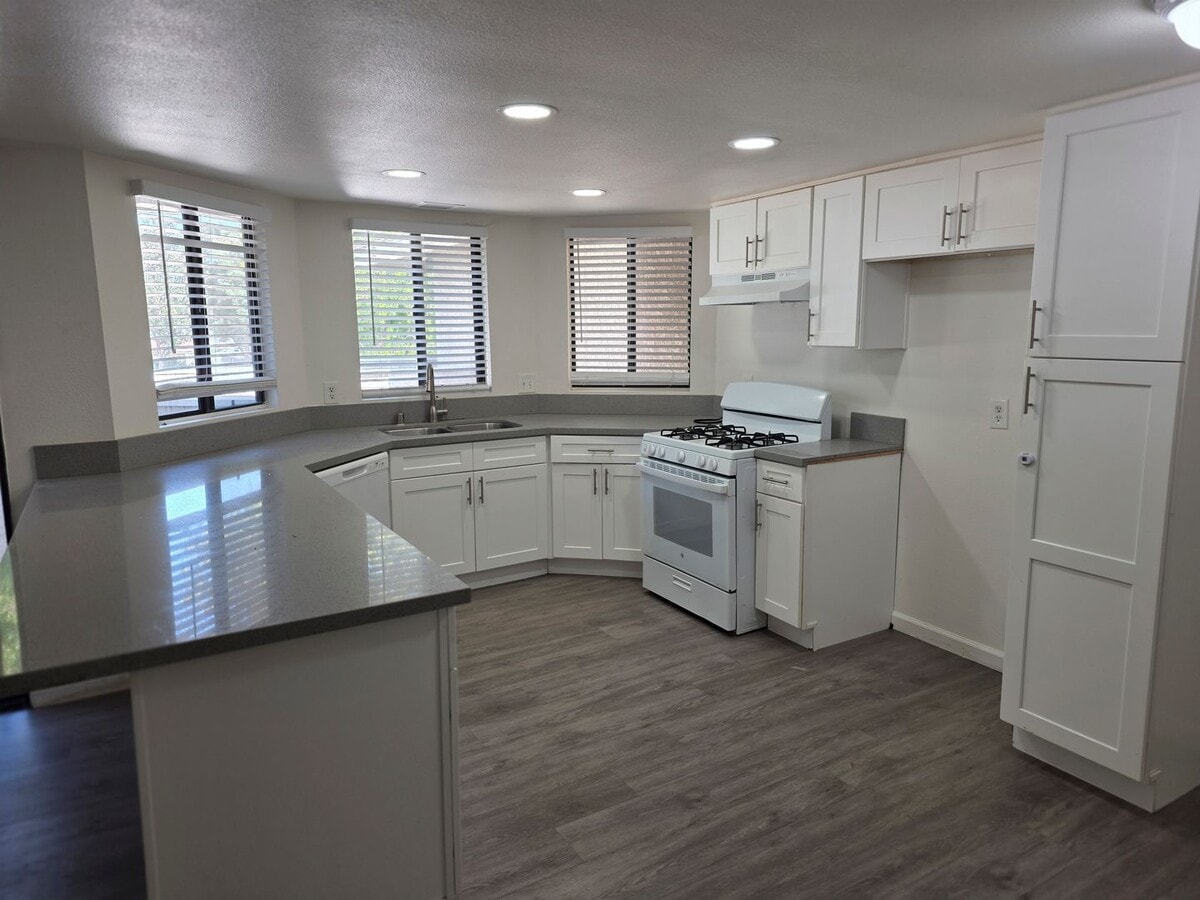 Photo - 1161 Johnson Dr