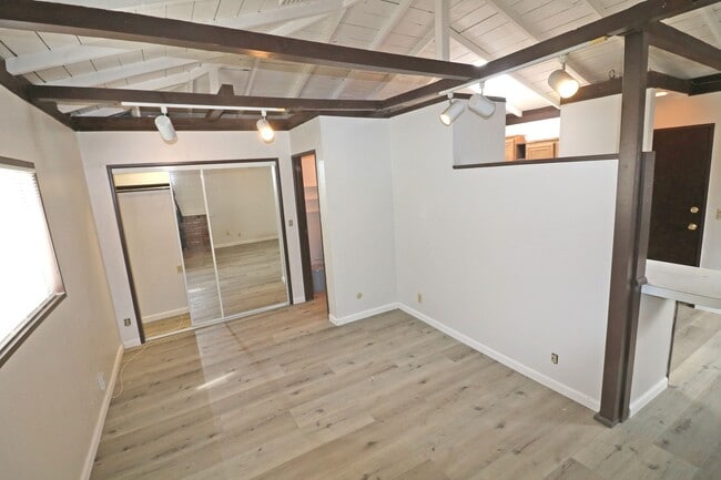 Building Photo - Lincoln Avenue Unit 1055 1/2