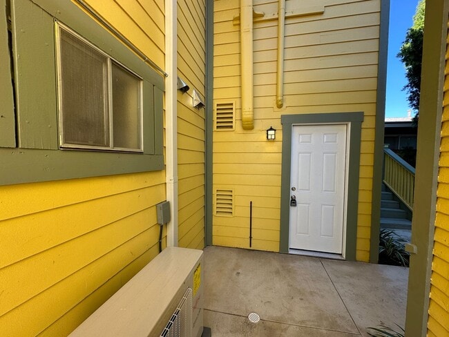 Building Photo - 678 N Shaffer St Unit C