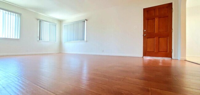 Photo - 8422 Wells St