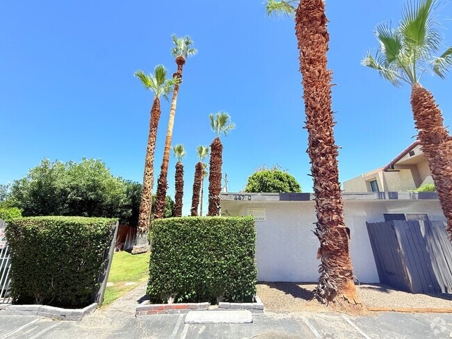 Building Photo - COMING SOON!! 2 BEDROOM 1 BATHROOM APARTME... Unit 02 Rental