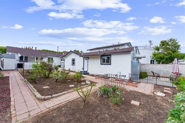 Building Photo - 1 Bedroom 1 Bath Detached House for Rent in Uptown Whittier