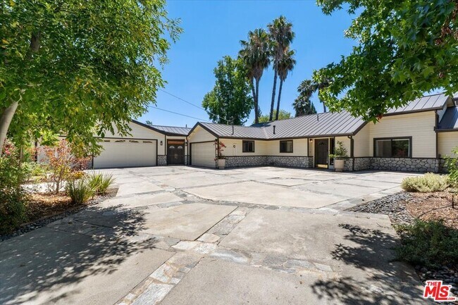 Photo - 22954 Collins St