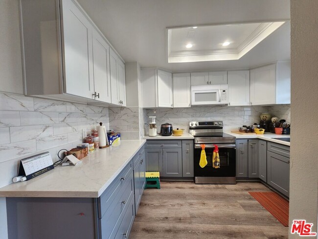 Building Photo - 601 S Van Ness Ave Unit 4