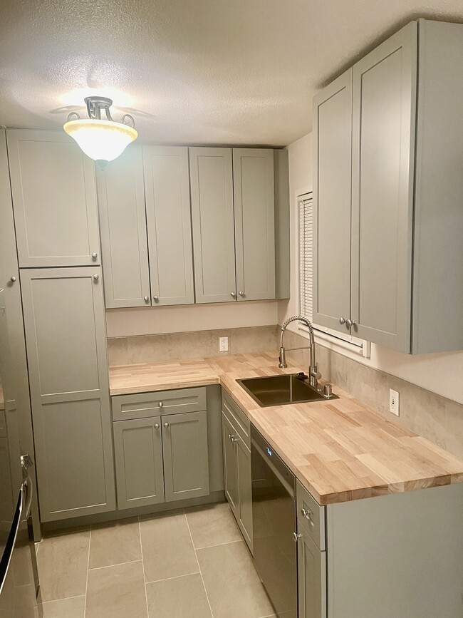 Building Photo - 5758 Vineland Ave Unit 5758 Vineland Ave, North Hollywood 91601