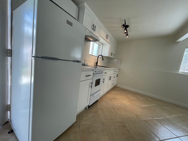 Photo - 5013 W 142nd St