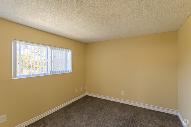 1 BR, 1 BA -624 SF - Woodlawn Gardens Apartments