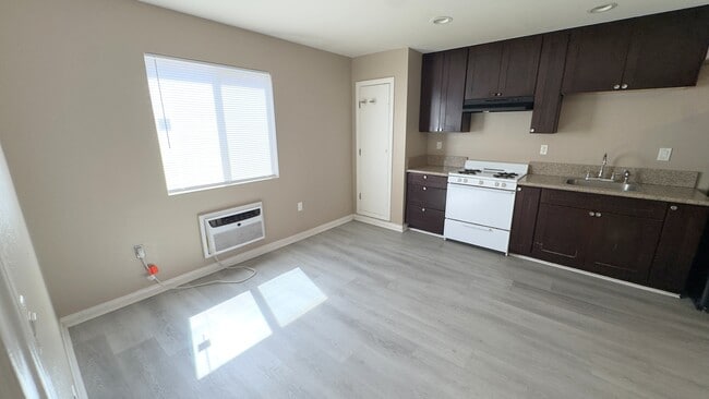 Photo - 253 E King St Unit A