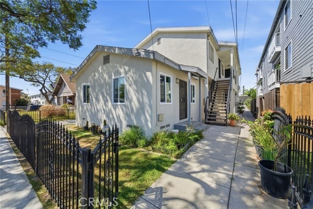 Building Photo - 1613 E 6th St