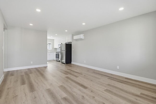 Photo - 54TH STREET 2985-2987 FRONT UNITS Unit 2987 #A