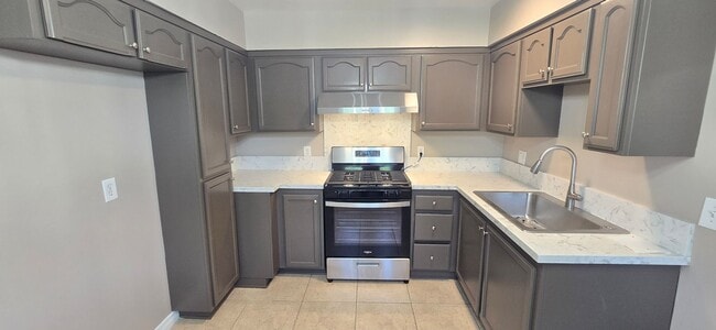 Building Photo - 405 S Kroeger St Unit 405 S Kroeger St,  D