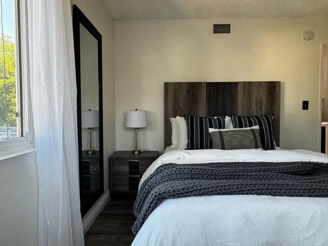 Photo - 20058 Lorne St