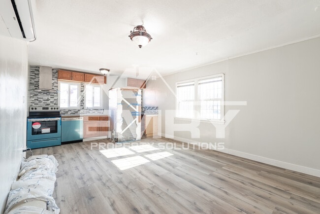 Building Photo - MOVE IN READY 2 BEDROOM 1 BATHROOM HOME IN LYNWOOD CA 90262