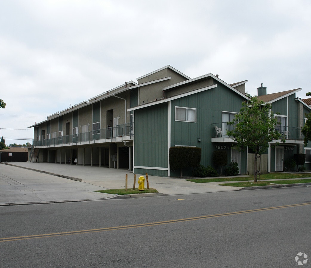 Photo - 7902 Holt Ave Apartments