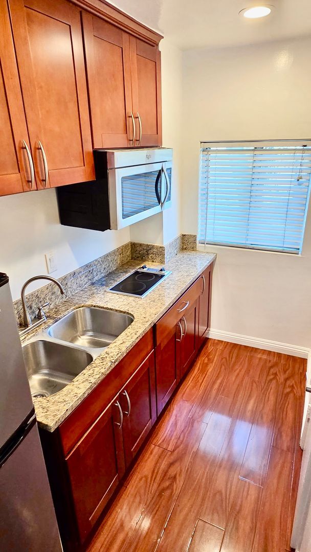 Building Photo - 11511 Rochester Ave Unit 15A