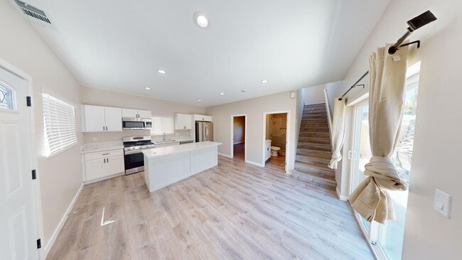 Building Photo - 4BD/2BA on 63rd!