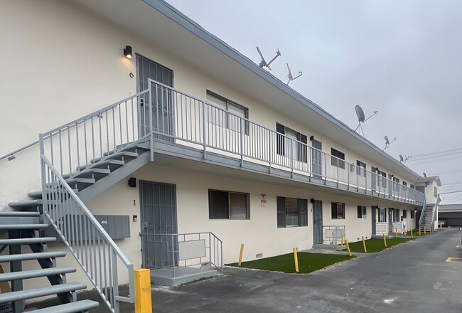 Building Photo - 6332 S Crenshaw Blvd Unit 3a
