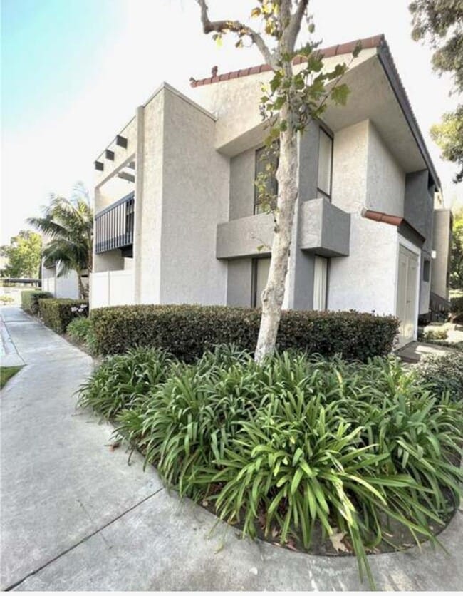 Building Photo - 2323 Huntington St