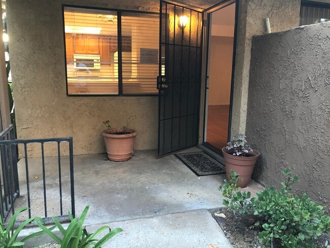 Building Photo - 4732 Lakeview Ave Unit 1