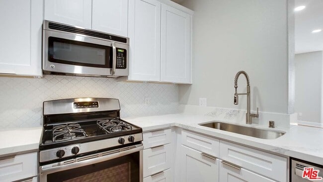 Building Photo - 5557 W 6th St Unit 2-201