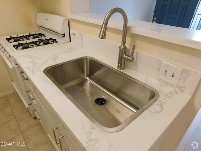 Building Photo - 6213 Whitsett Ave Rental