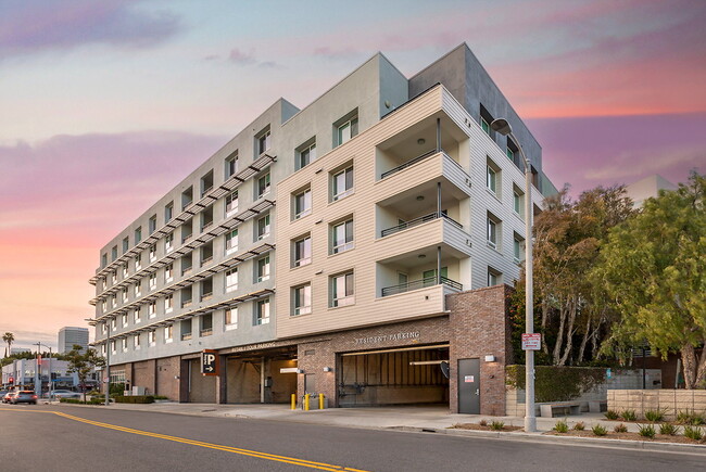 Photo - Wilshire La Brea Apartments
