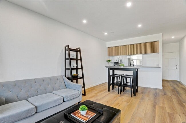 Photo - 555 Maine Ave