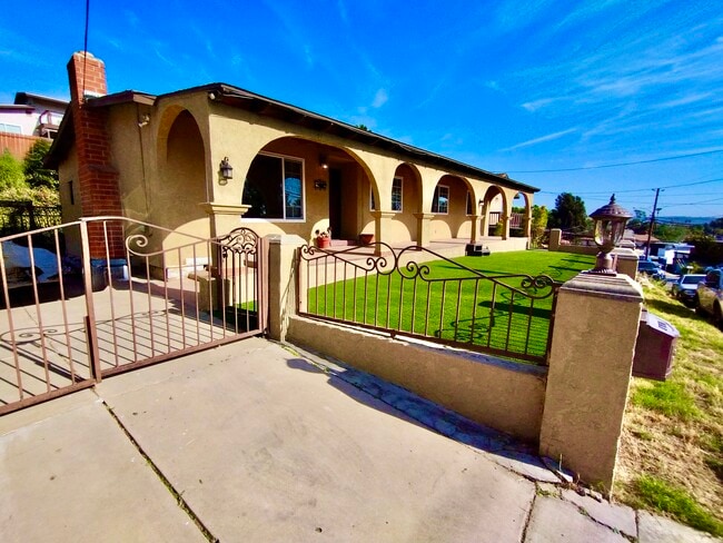 Photo - 909 Galopago St