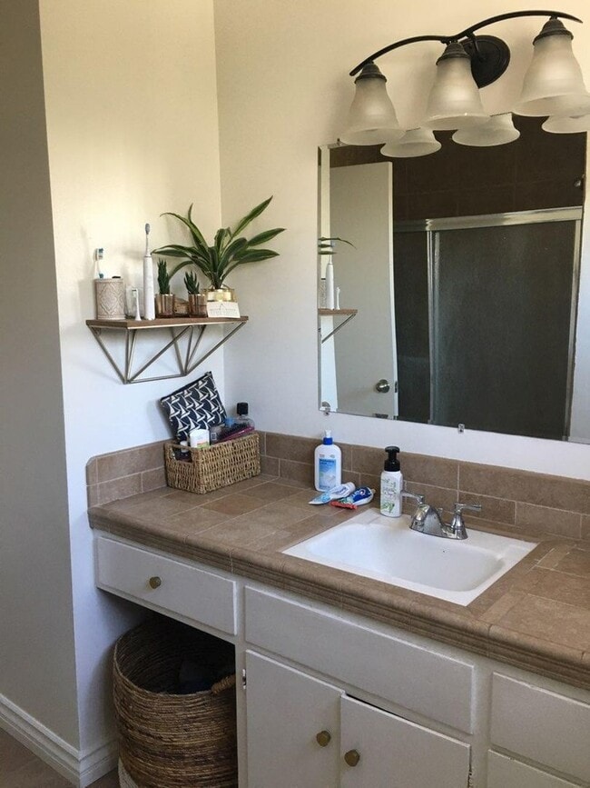 Photo - Beautiful upstairs 2 bedroom 1 bathroom ap... Unit 5272