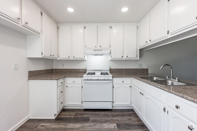 Lakewood Gardens - Lakewood Gardens Apartments