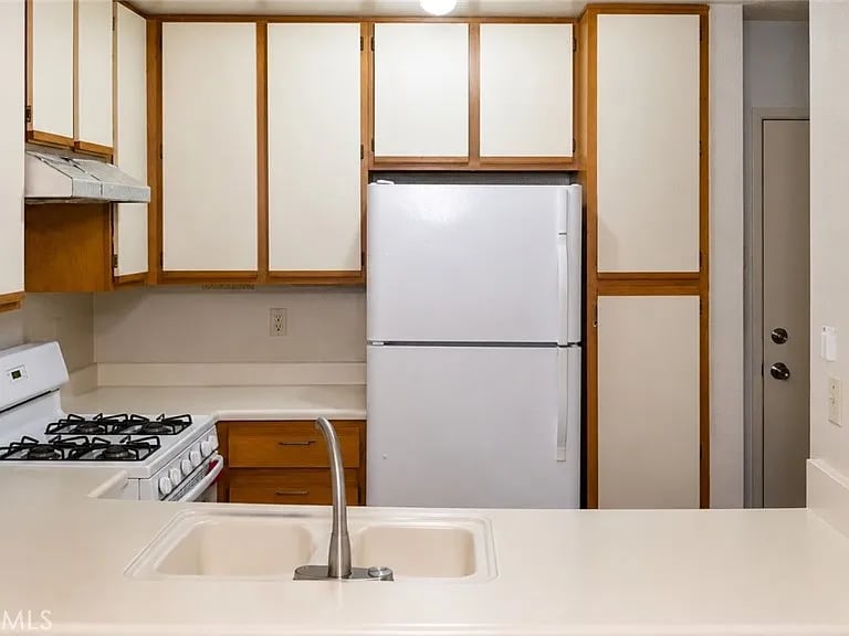 Modern Unit in Prime Location - Modern Unit in Prime Location